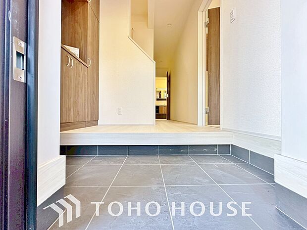 ゲストを招き、家族を迎える玄関は、ディスプレイや照明にこだわってみてはいかがでしょうか。