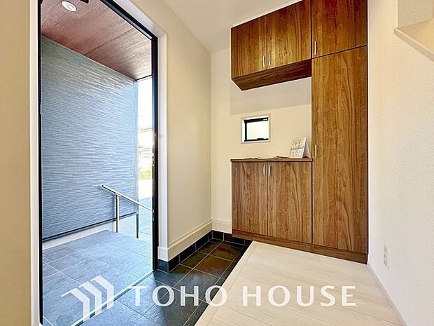 温かみのある色合いでデザインされた玄関は、優しい雰囲気です。帰りたくなる、安息の住まいです。