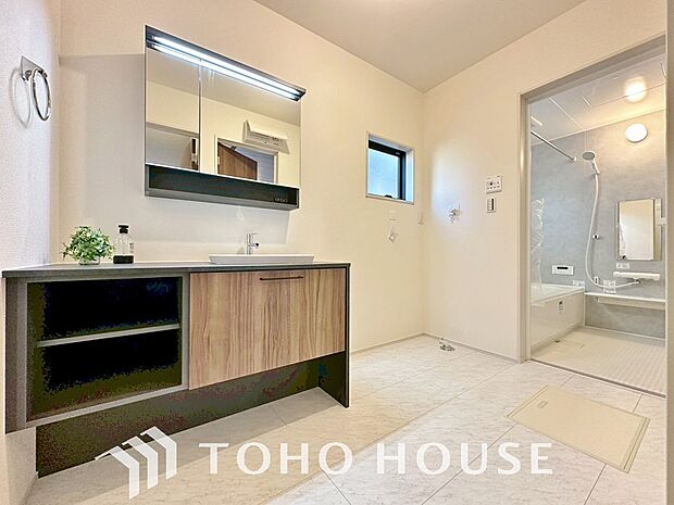 収納もさる事ながら、朝の慌ただしい時間もホテルライクなスペースで余裕とゆとりを感じて頂けます。