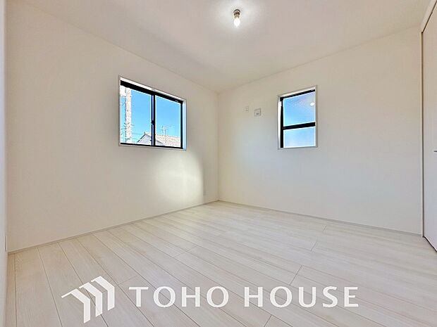 2面採光の居室。明るさの確保と、風の通り道ができることで換気のしやすいお家になっています。