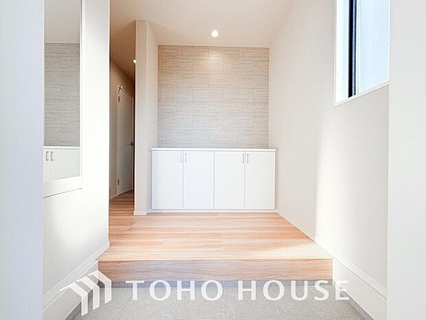 広々とした玄関スペースは何かと重宝します。ベビーカーも楽々置けるゆったりスペースが魅力です。