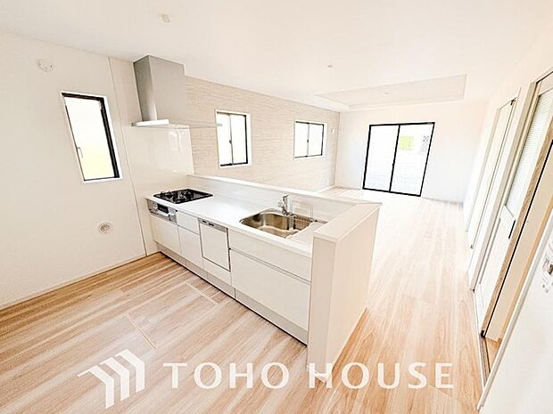 ご家族みんなで調理ができる位のスペースを実現したキッチン空間となっております。