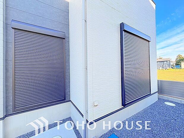 防犯機能のシャッターを完備しております。寒い冬でも中から開閉が可能ですのでラクラク便利。