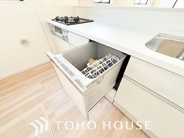 ビルトイン食器洗浄乾燥機付きのシステムキッチン。毎日の家事負担を軽減する嬉しい設備です。