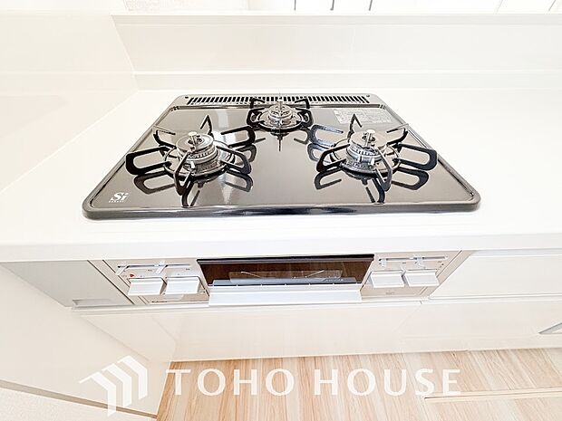 3口コンロは一度に複数のお料理を作ることができるメリットがあります。毎日のキッチンタイムを効率よく。