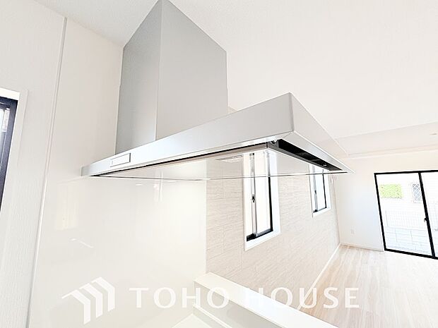 昨今主流のスリムタイプのレンジフード。スタイリッシュな見た目からインテリアとしても人気がある型です。