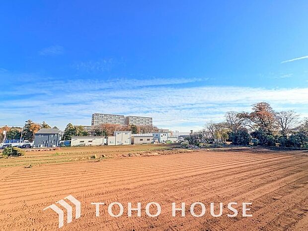 その豊かな眺望にふさわしい空間には、通風　採光にも優れ、心地よい光と風があふれています。