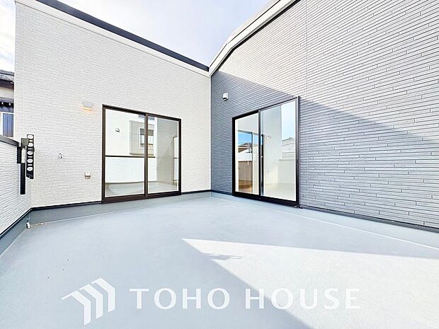 通風・採光に優れ、心地よい光と風があふれています。優しい陽射しが差し込むバルコニーとなっております。