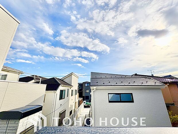 その豊かな眺望にふさわしい空間には、通風・採光にも優れ、心地よい光と風があふれています。