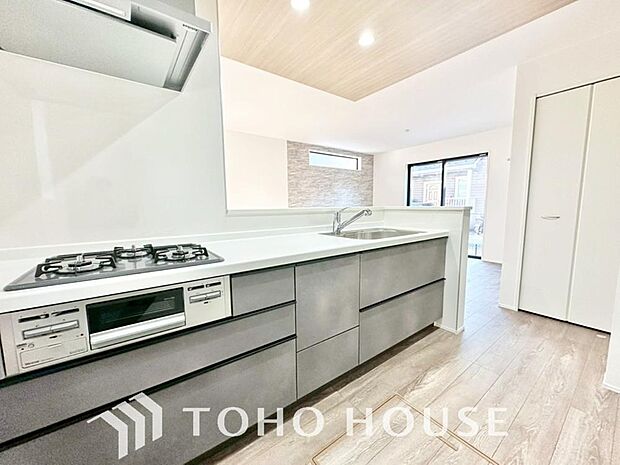 夫婦そろってキッチンに立っても調理がしやすく余裕の広さ。家事をしながら会話も弾みます。