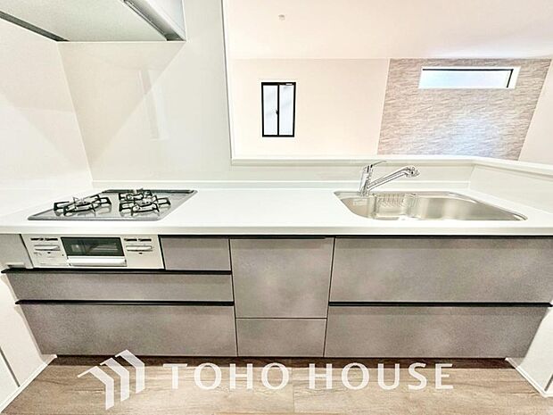 ご家族みんなで調理ができる位のスペースを実現したキッチン空間となっております。