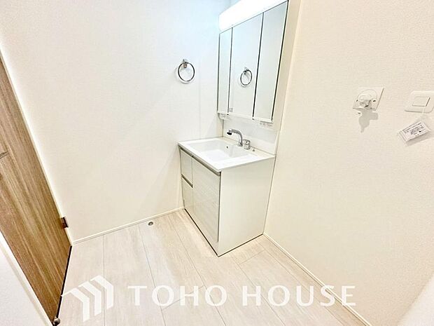 身だしなみのチェックがしやすい大きな鏡、下には収納がたっぷり。スッキリとした空間を演出いたします。