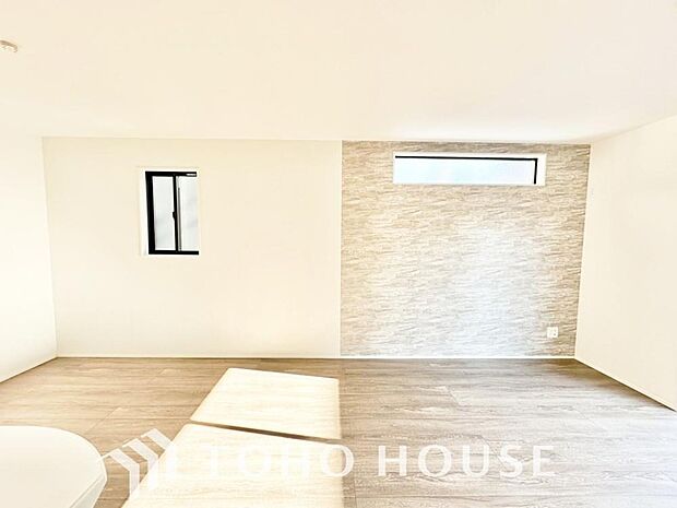 光が注がれる青い空から鮮やかに赤色にゆっくりと染まる。そんな優しい時間がここでは流れてゆく。