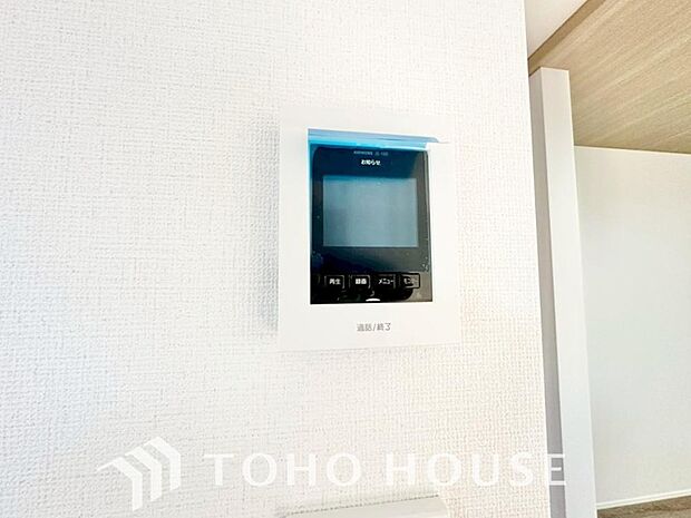 誰が来てもわかる様にモニター付きインターホンを設置。家事導線を考慮した個所に設置し、防犯性と利便性に優れ快適と安らぎを合わせた優しい設計。