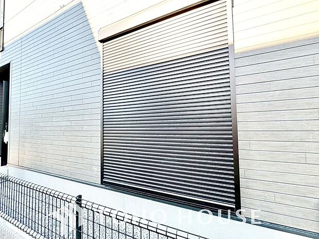 戸建にも防犯機能のシャッターを完備しております。寒い冬でも中から開閉がラクラクな所も便利です。