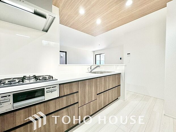 広々キッチンを採用。みんなで作った料理を召し上がりながらの会話は、どのような物になるのでしょうか。