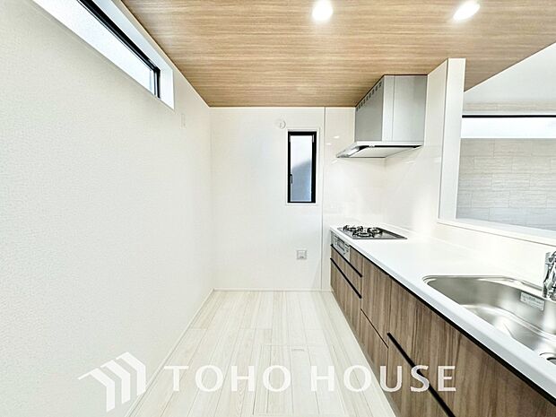 夫婦そろってキッチンに立っても調理がしやすく余裕の広さ。家事をしながら会話も弾みます。