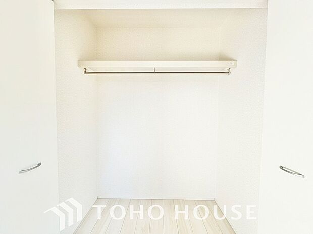 奥行きあるクローゼットを採用。衣装ケースや、掃除機といった物を収納できるような造りになっております。