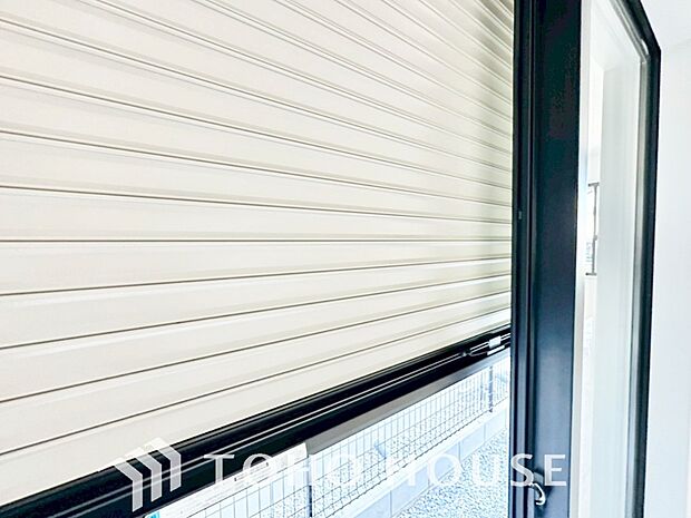 戸建にも防犯機能のシャッターを完備しております。寒い冬でも中から開閉がラクラクな所も便利です。