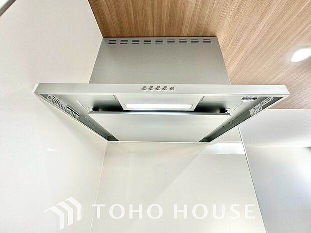 キッチンの換気扇はスタイリッシュなデザインで、日々のお手入れもラクラクな仕様となっております。
