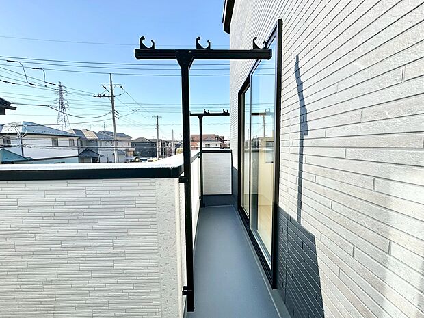 ワイドバルコニーを設け、大家族にも対応できる物干しスペースを確保しております。