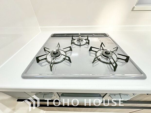 毎日料理をする、料理が好き、家族が多くて量を作る必要がある、等の方々にとっては必須の3口コンロ。同時進行で効率アップはもちろん鍋を移動する回数が減り、無駄な動きを軽減することが出来ます。