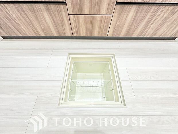 キッチン下部に設けた床下収納。缶詰のストックや非常食、梅酒や味噌などの保存食入れとして利用可です。