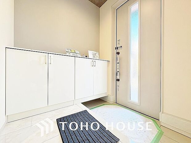 玄関そばの廊下収納。日用品のストックや防災グッズを置いたりと、何かと便利に使えます。