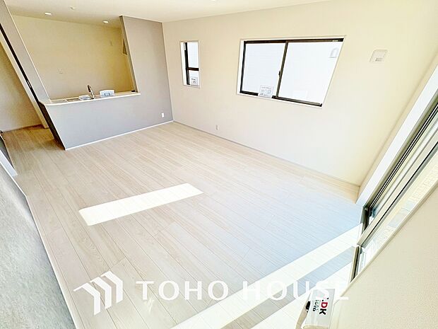 忙しい朝でも、しっかり家族が揃って食事をして頂けるゆとりある大きさのダイニングスペース。