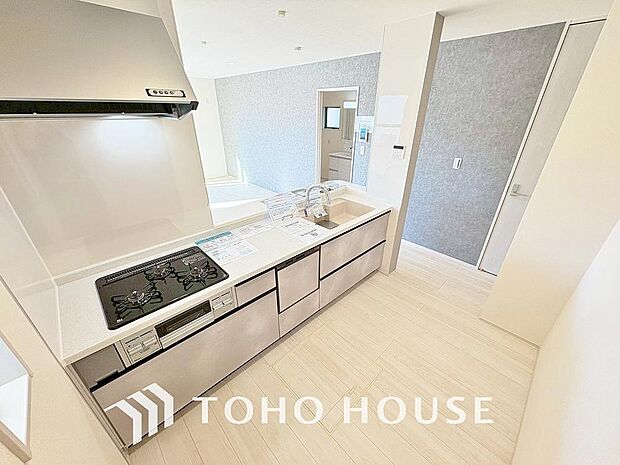 夫婦そろってキッチンに立っても調理がしやすく余裕の広さ。家事をしながら会話も弾みます。