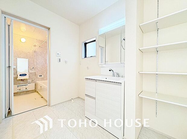 お家の中でも特にプライベートスペースとなる洗面所は、洗濯場所と浴室を同じ空間でまとめております。