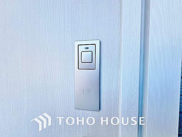 ICチップを用いたカードやボタンなどで玄関扉の鍵の施錠・解錠が出来る設備。