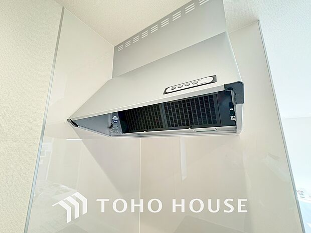 昨今主流のスリムタイプのレンジフード。スタイリッシュな見た目からインテリアとしても人気がある型です。