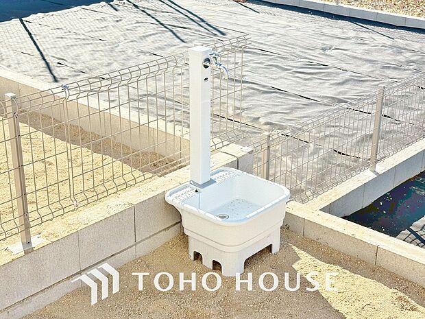 洗車の手入れや外回りのお掃除の際など、あると便利な外の立水栓がございます。