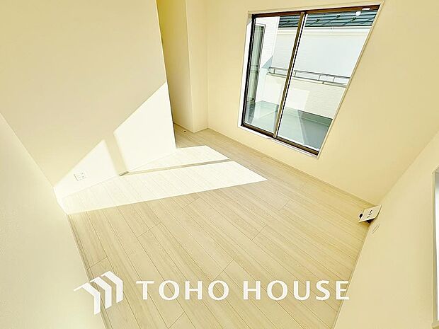 清潔感あるホワイトの壁紙と温もり溢れるカラーの床材が見事に調和した本邸宅。