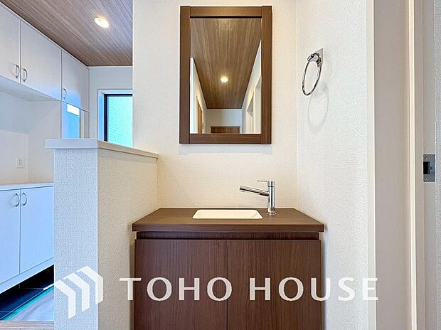 玄関ホールに設けられた洗面所。出発前の身支度。帰宅時の手洗い・うがいに便利ですね。