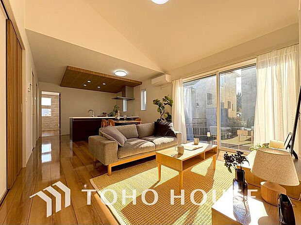 リビングも広く設け、訪れる人々を暖かく迎えてくれます。