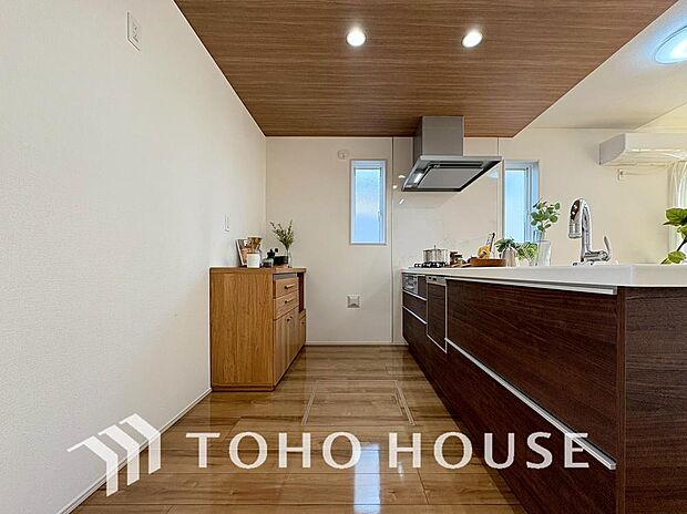 お料理の上手な方が独壇場でお料理の腕を披露するスタイルに向いているキッチンです。