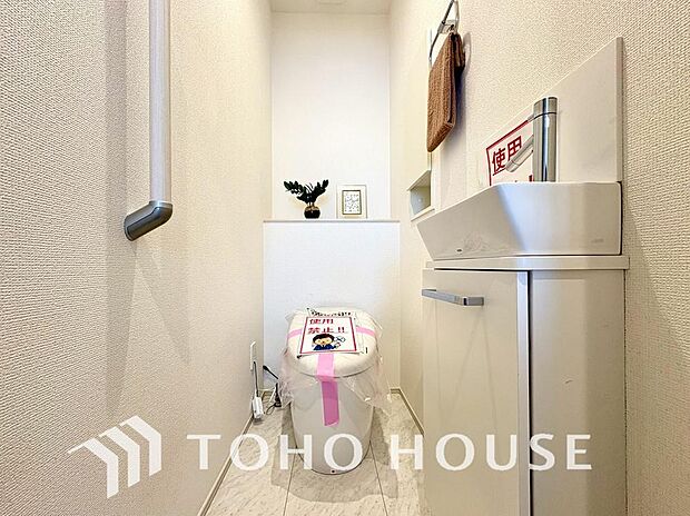 十分な広さと清潔感のあるカラーで纏まったおトイレ。時間に余裕とゆとりを持たせます。