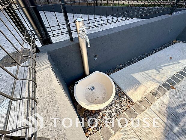 お車の手入れや外周りのお手入れの際にあると便利な立水栓がございます。