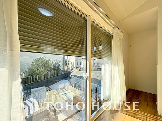 戸建にも防犯機能のシャッターを完備しております。寒い冬でも中から開閉がラクラクな所も便利です。