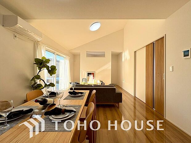 作り手の「気持ちの良いリビングでお過ごししていただきたい」という思いを感じさせます。