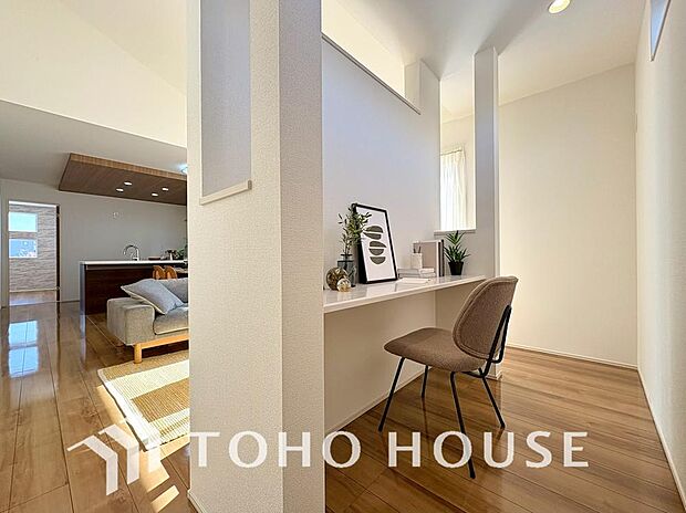 リビングの一部にはパソコンスペースやお子さんの勉強スペースになるスタディコーナーを設置しております。