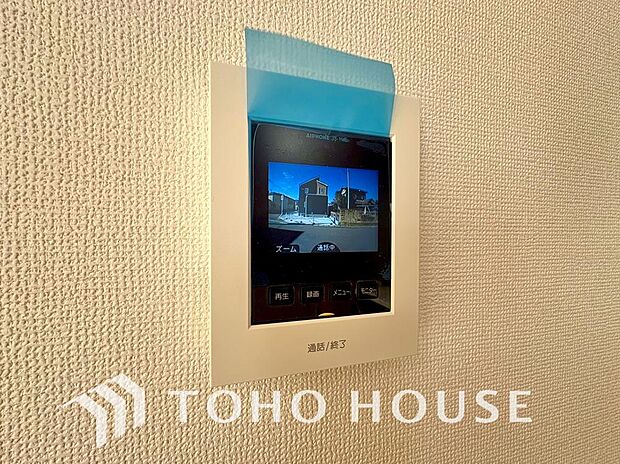 誰が来てもわかる様にモニター付きインターホンを設置。家事導線を考慮した個所に設置し、防犯性と利便性に優れ快適と安らぎを合わせた優しい設計。