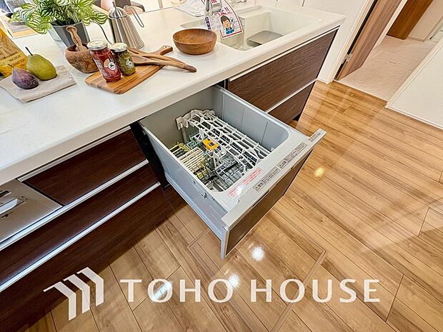 「ビルトインタイプ食器洗乾燥機」通常の手洗いでは使用出来ないほど高温のお湯や高圧水流を使うことにより汚れを効果的に落とすことができる。