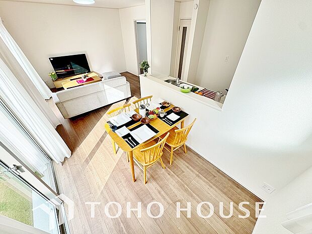 広々としたLDKは、家族が自然に集まりやすく、一緒に過ごす時間を楽しめる工夫が施されています。