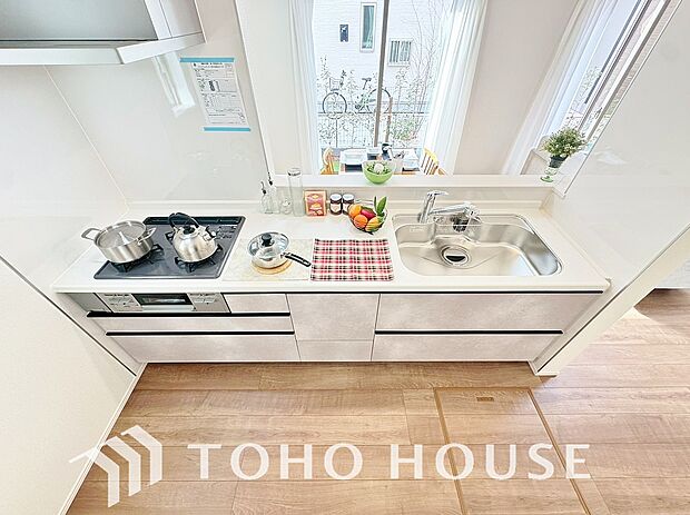 家族みんなでゆったりと調理や食事の準備ができる十分な広さを確保した、快適なキッチンスペース。