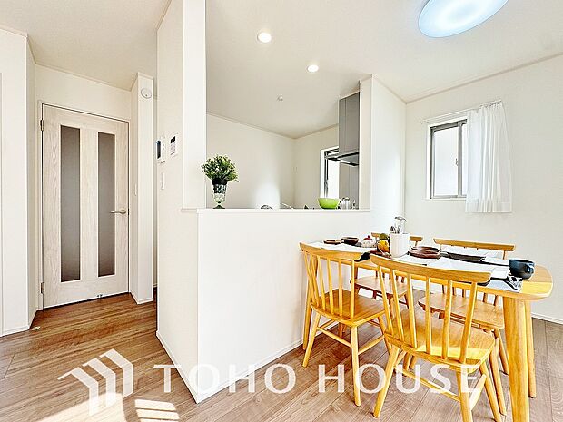 心温まるくつろぎを楽しめるリビングは、静かで落ち着いた癒しの空間となり、家族とゆったり過ごせます。