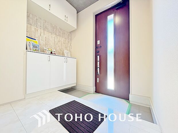 玄関そばの廊下収納。日用品のストックや防災グッズを置いたりと、何かと便利に使えます。