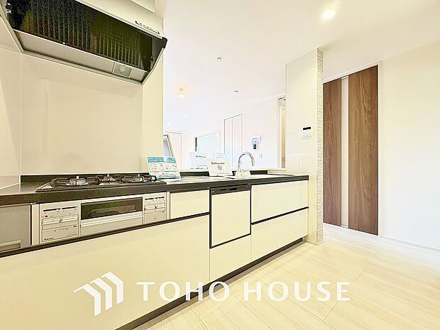 夫婦そろってキッチンに立っても調理がしやすく余裕の広さ。家事をしながら会話も弾みます。